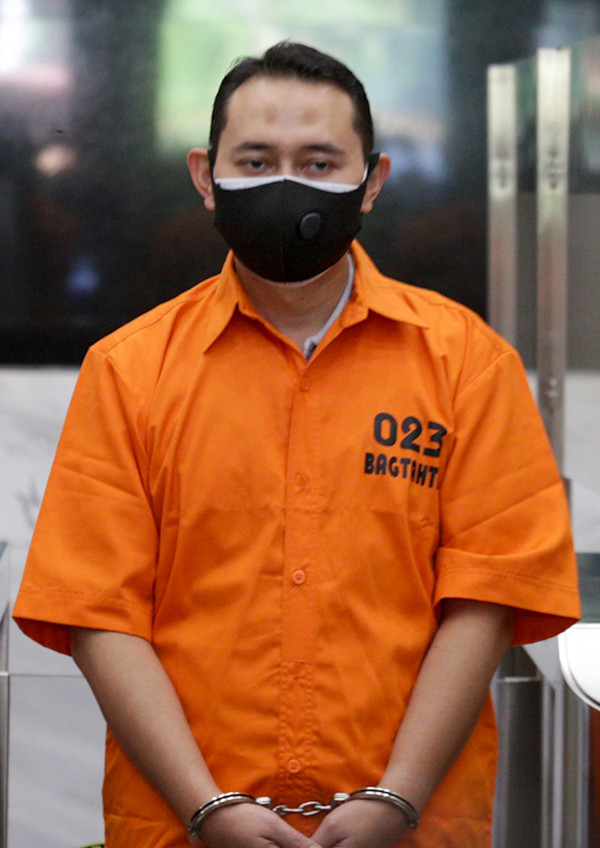 Kadiv Humas Polri Irjen Pol Argo Yuwono menunjukan barang bukti saat jumpa pers OTT Bupati Nganjuk di Bareskrim Polri, Jakarta, Selasa (11/5/2021).