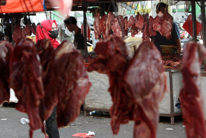 Pembeli memilih daging sapi di Pasar Kramat Jati, Jakarta Timur, Selasa (11/5/2021).