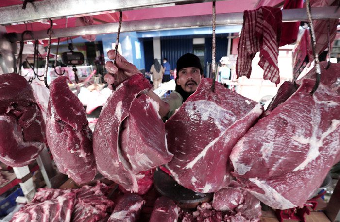 Pembeli memilih daging sapi di Pasar Kramat Jati, Jakarta Timur, Selasa (11/5/2021).