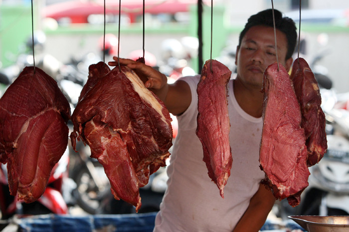 Pembeli memilih daging sapi di Pasar Kramat Jati, Jakarta Timur, Selasa (11/5/2021).