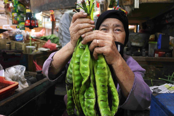 Pedagang menunjukan pete di Pasar Inpres Serdang, Kemayoran, Jakarta Pusat, Selasa (11/5/2021).