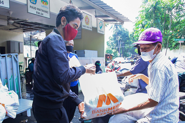 Penyerahan sembako Bank Mega Syariah kepada warga di Jakarta, Selasa (11/5/2021).