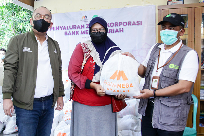 Penyerahan sembako Bank Mega Syariah kepada warga di Jakarta, Selasa (11/5/2021).