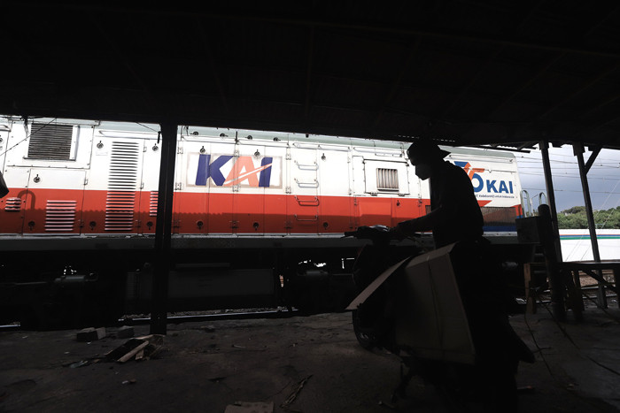 Pekerja memasukkan sepeda motor ke dalam truk sebelum dikirim melalui jasa ekspedisi kereta di Jalan Bungur Raya, Senen, Jakarta, Senin (10/5/2021).