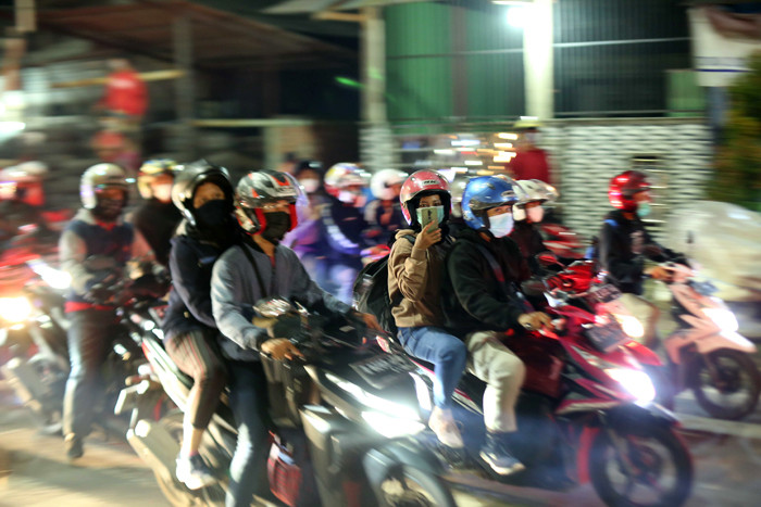 Petugas Kepolisian melepas ribuan pemudik saat melintasi posko penyekatan mudik di Kedungwaringin, Kabupaten Bekasi, Jawa Barat, Senin (10/5/2021).