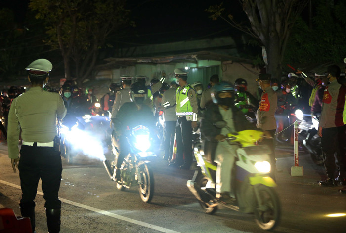 Petugas Kepolisian melepas ribuan pemudik saat melintasi posko penyekatan mudik di Kedungwaringin, Kabupaten Bekasi, Jawa Barat, Senin (10/5/2021).