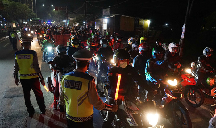 Petugas Kepolisian melakukan penyekatan pemudik di posko penyekatan mudik di Kedungwaringin, Kabupaten Bekasi, Jawa Barat, Senin (10/5/2021).