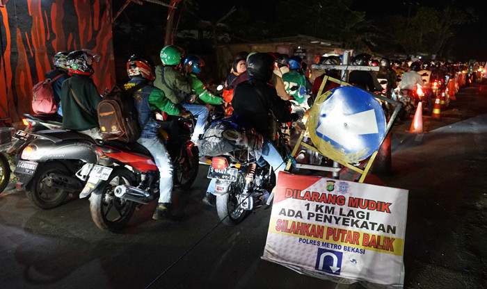 Petugas Kepolisian melakukan penyekatan pemudik di posko penyekatan mudik di Kedungwaringin, Kabupaten Bekasi, Jawa Barat, Senin (10/5/2021).