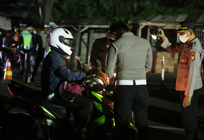 Petugas Kepolisian melakukan penyekatan pemudik di posko penyekatan mudik di Kedungwaringin, Kabupaten Bekasi, Jawa Barat, Senin (10/5/2021).