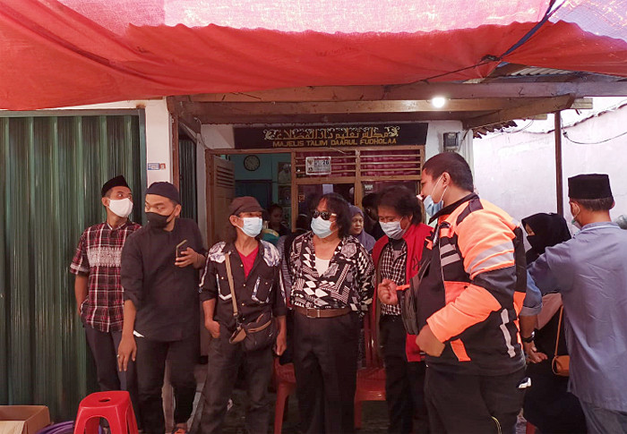 Pelayat berdatangan di kediaman Sapri Pantun di kawasan Cipulir, Kebayoran Lama, Jakarta Selatan, Selasa (11/5/2021).
