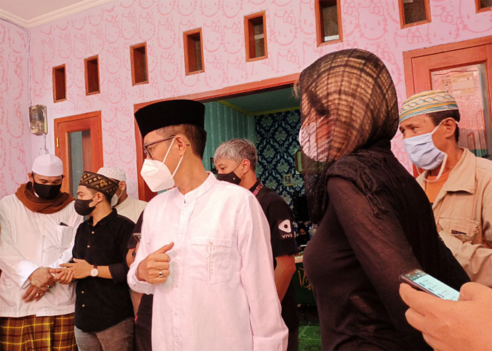 Pelayat berdatangan di kediaman Sapri Pantun di kawasan Cipulir, Kebayoran Lama, Jakarta Selatan, Selasa (11/5/2021).