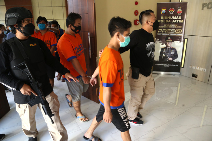 Lima tersangka pemalsu surat keterangan bebas Covid-19 berserta barang bukti ditunjukkan di Polda Jawa Timur, Selasa (11/5/2021).