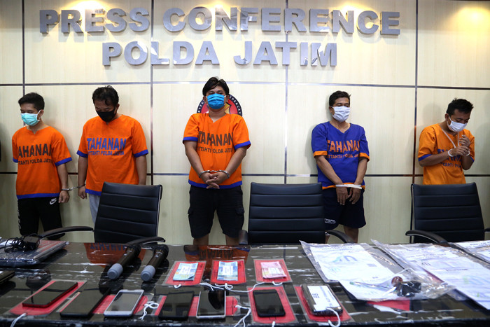 Lima tersangka pemalsu surat keterangan bebas Covid-19 berserta barang bukti ditunjukkan di Polda Jawa Timur, Selasa (11/5/2021).
