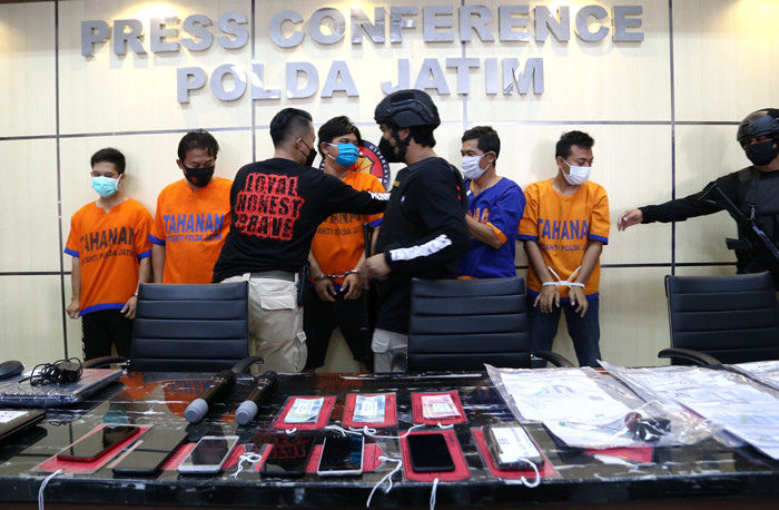 Lima tersangka pemalsu surat keterangan bebas Covid-19 berserta barang bukti ditunjukkan di Polda Jawa Timur, Selasa (11/5/2021).