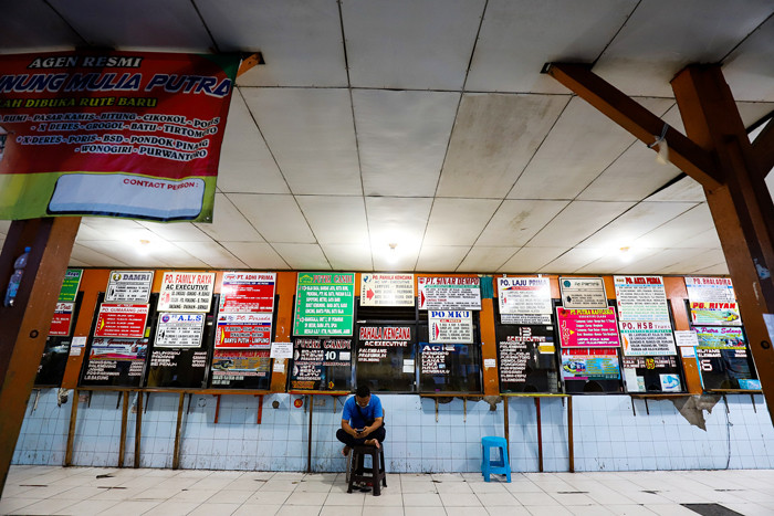 Suasana di Terminal Kalideres sepi dari penumpang di Jakarta Barat, Senin (10/5/2021).