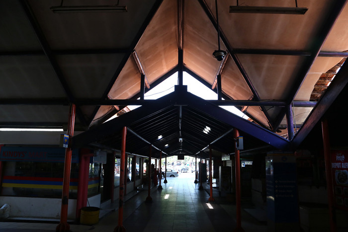 Suasana sepi di Terminal Purabaya Bungurasih Surabaya, Jawa Timur, Selasa (11/5/2021).