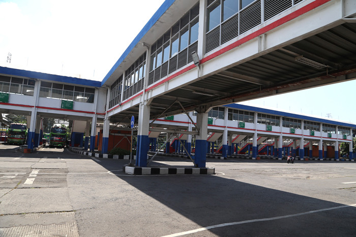 Suasana sepi di Terminal Purabaya Bungurasih Surabaya, Jawa Timur, Selasa (11/5/2021).
