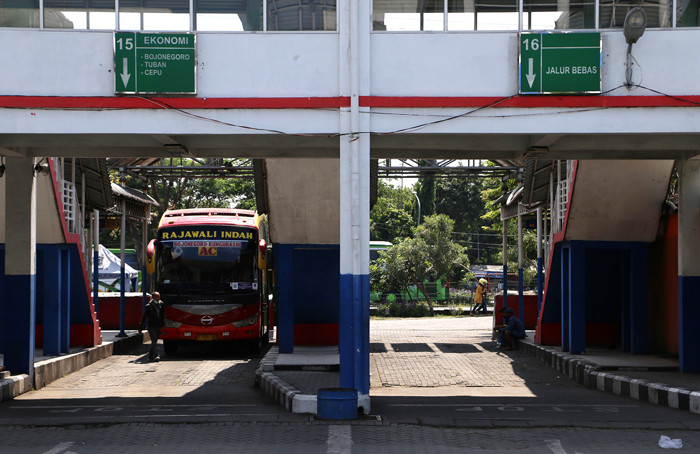 Suasana sepi di Terminal Purabaya Bungurasih Surabaya, Jawa Timur, Selasa (11/5/2021).