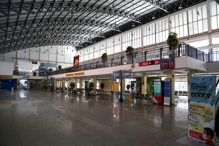 Suasana sepi di Terminal Purabaya Bungurasih Surabaya, Jawa Timur, Selasa (11/5/2021).