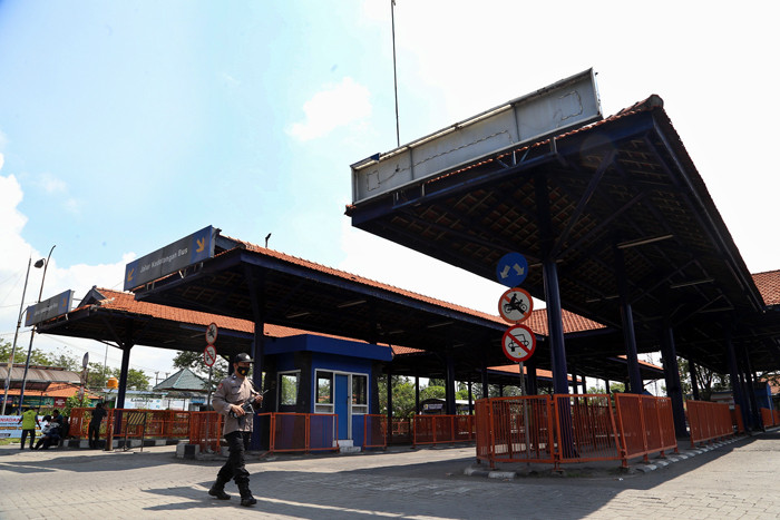 Suasana sepi di Terminal Purabaya Bungurasih Surabaya, Jawa Timur, Selasa (11/5/2021).