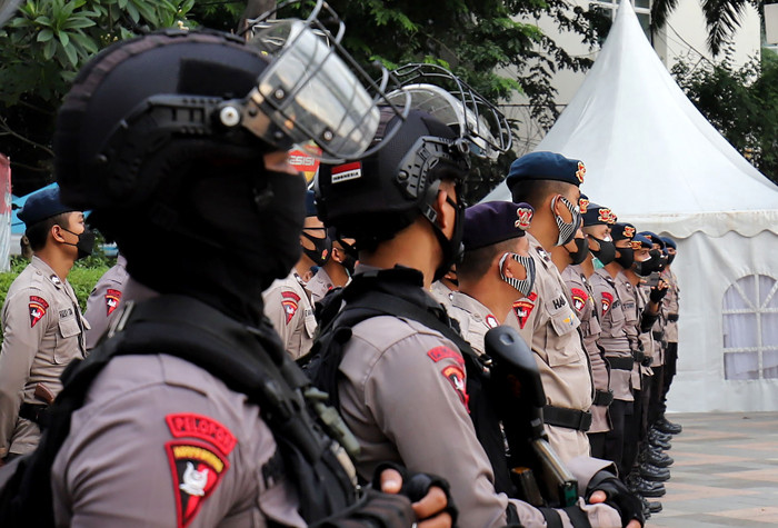 Personil kepolisian bersiaga di Pos Penjagaan di kawasan Bundaran HI, Jakarta Pusat, Rabu (12/5/2021).