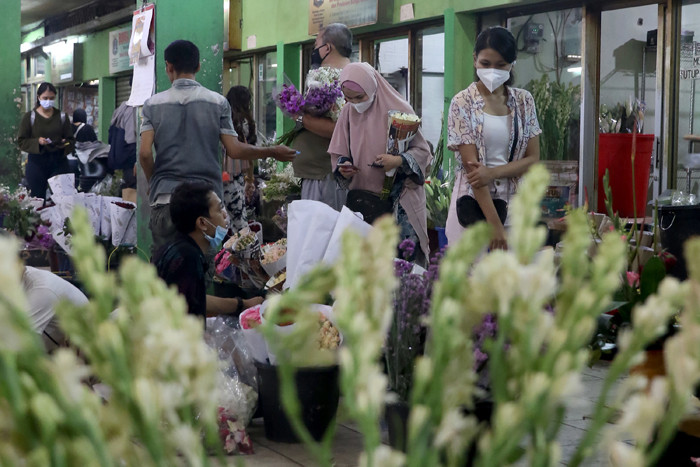 Warga membeli bunga di Pasar Bunga Rawa Belong, Jakarta Barat, Rabu (12/5/2021).