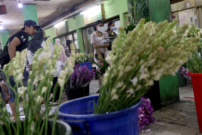 Warga membeli bunga di Pasar Bunga Rawa Belong, Jakarta Barat, Rabu (12/5/2021).