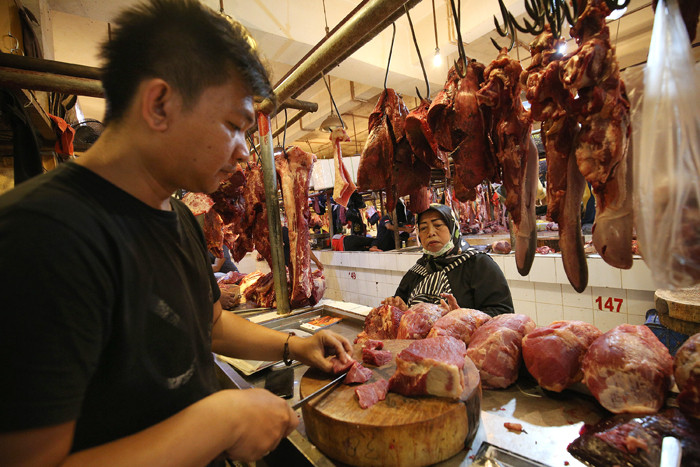 Pedagang melayani pembeli daging sapi di Pasar Senen, Jakarta, Selasa (11/5/2021).