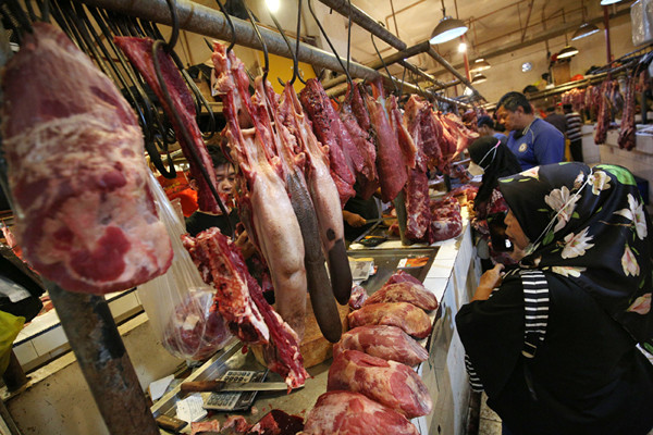 Pedagang melayani pembeli daging sapi di Pasar Senen, Jakarta, Selasa (11/5/2021).