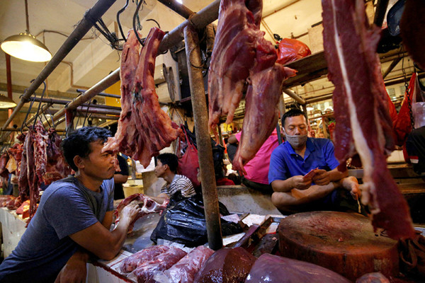Pedagang melayani pembeli daging sapi di Pasar Senen, Jakarta, Selasa (11/5/2021).