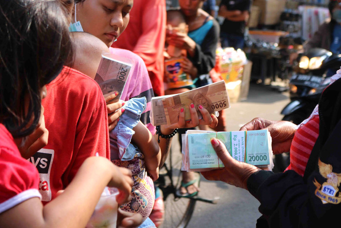 Penjual jasa penukaran uang menawarkan uang baru yang banyak dibutuhkan selama Lebaran di kawasan Pasar Asemka, Jakarta, Rabu (12/5/2021).