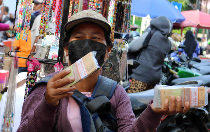Penjual jasa penukaran uang menawarkan uang baru yang banyak dibutuhkan selama Lebaran di kawasan Pasar Asemka, Jakarta, Rabu (12/5/2021).