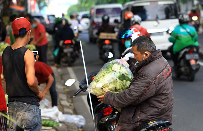 Pedagang menyelesaikan pembuatan kulit ketupat yang dijual di kawasan Palmerah, Jakarta, Rabu (12/5/2021).