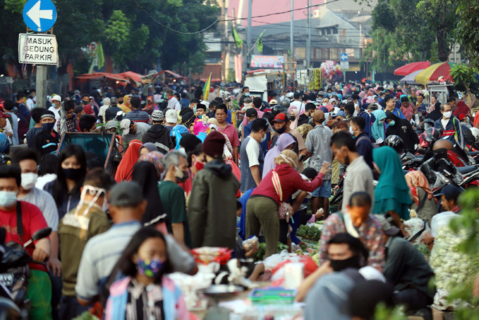 Sejumlah warga memadati area lapak pedagang di Pasar Minggu, Jakarta Selatan, Rabu (12/5/2021).