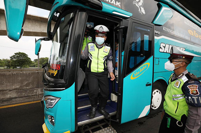 Penyekatan larangan mudik Lebaran 2021 di KM 31, Gerbang Tol Cikarang Barat 3, Bekasi, Jawa Barat, Rabu (12/5/2021).