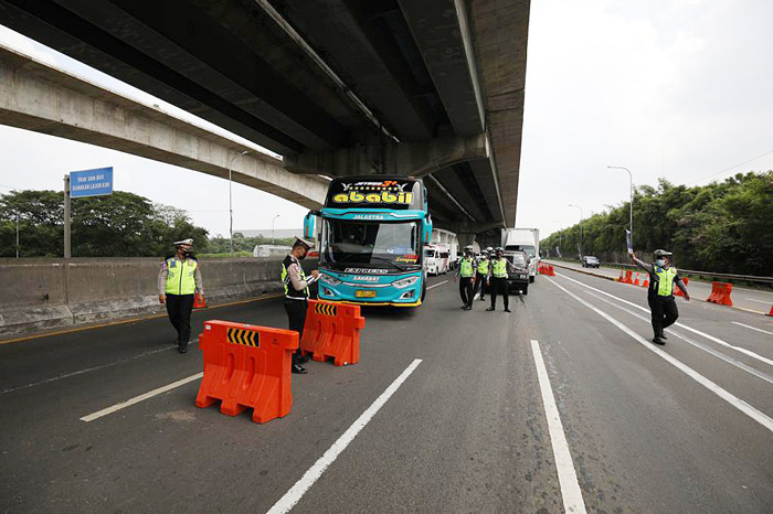Penyekatan larangan mudik Lebaran 2021 di KM 31, Gerbang Tol Cikarang Barat 3, Bekasi, Jawa Barat, Rabu (12/5/2021).