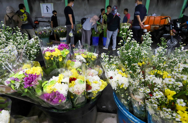 Pembeli memilih kembang di Pasar Bunga Rawa Belong, Jakarta Barat, Selasa (11/5/2021).