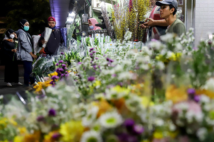 Pembeli memilih kembang di Pasar Bunga Rawa Belong, Jakarta Barat, Selasa (11/5/2021).