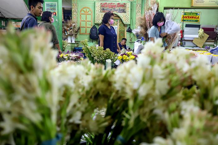 Pembeli memilih kembang di Pasar Bunga Rawa Belong, Jakarta Barat, Selasa (11/5/2021).