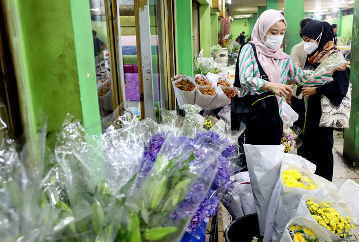 Pembeli memilih kembang di Pasar Bunga Rawa Belong, Jakarta Barat, Selasa (11/5/2021).