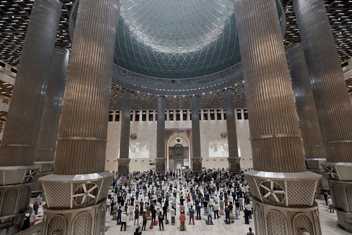 Umat Islam melaksanakan shalat tarawih berjamaah di Masjid Istiqlal, Jakarta, Selasa (11/5/2021).