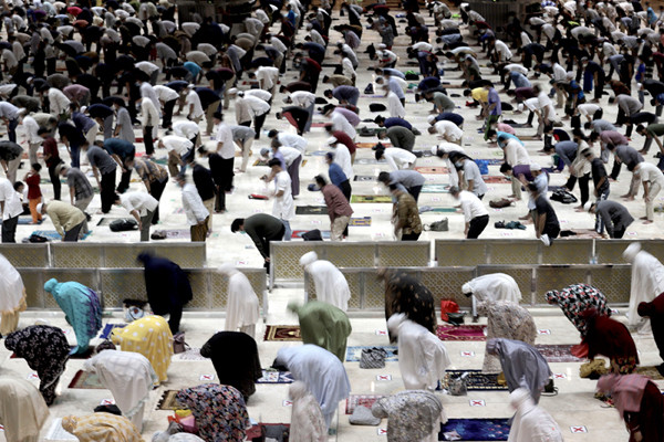 Umat Islam melaksanakan shalat tarawih berjamaah di Masjid Istiqlal, Jakarta, Selasa (11/5/2021).
