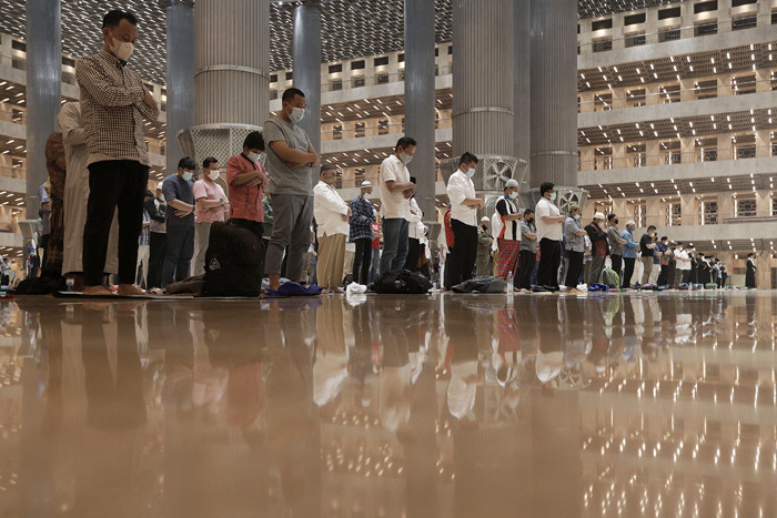 Umat Islam melaksanakan shalat tarawih berjamaah di Masjid Istiqlal, Jakarta, Selasa (11/5/2021).