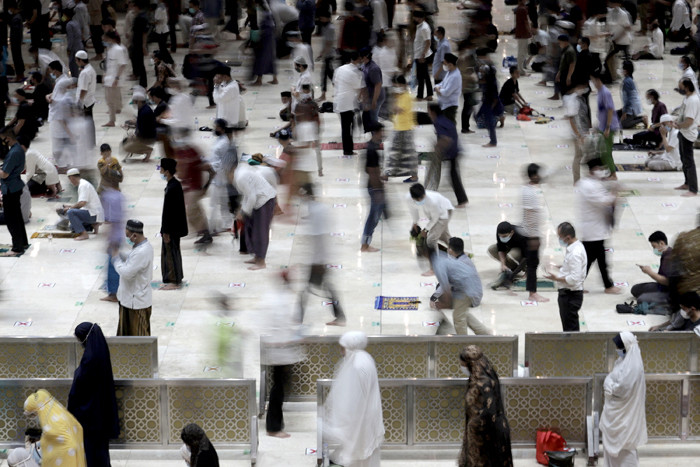 Umat Islam melaksanakan shalat tarawih berjamaah di Masjid Istiqlal, Jakarta, Selasa (11/5/2021).