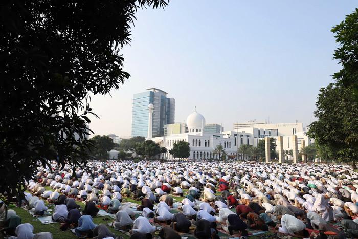 Ribuan umat muslim melaksanakan Shalat Idul Fitri di Lapangan Masjid Agung Al-Azhar, Kebayoran Baru, Jakarta, Kamis (13/5/2021).