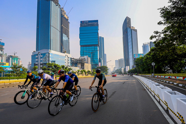 Suasana pusat kota terlihat sepi pada hari raya Idul Fitri 1 Syawal 1442 H di kawasan Jalan Jenderal Sudirman, Jakarta Pusat, Kamis (13/5/2021).