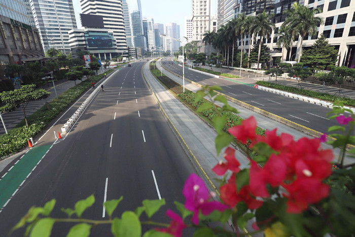 Suasana sepi lalu lintas di Jalan Jenderal Sudirman, Jakarta Pusat, Kamis (13/5/2021).