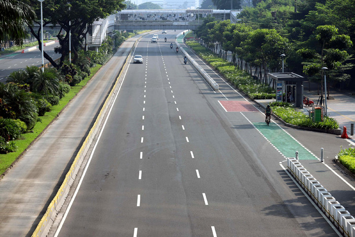 Suasana sepi lalu lintas di Jalan Jenderal Sudirman, Jakarta Pusat, Kamis (13/5/2021).