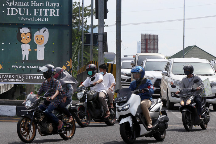 Suasana kepadatan lalu lintas di Jalan Ir Soekarno Merr, Surabaya, Jawa Timur, Kamis (13/5/2021).