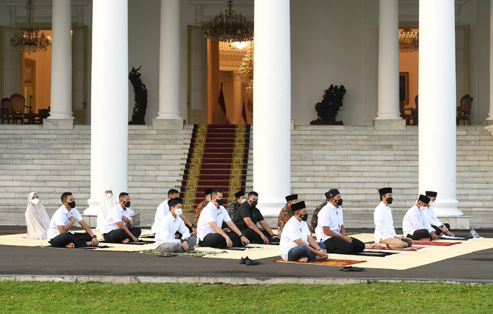 Presiden Joko Widodo melaksanakan shalat Idul Fitri di halaman Istana Bogor, Jawa Barat, Kamis (13/5/2021).